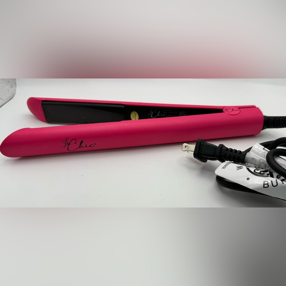LE CHIC Ionic Ceramic Flat Iron. Great Condition. Pink.
